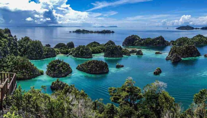 10 Tempat Wisata Hits di Raja Ampat yang Wajib Dikunjungi, Panduan Lengkap 2025