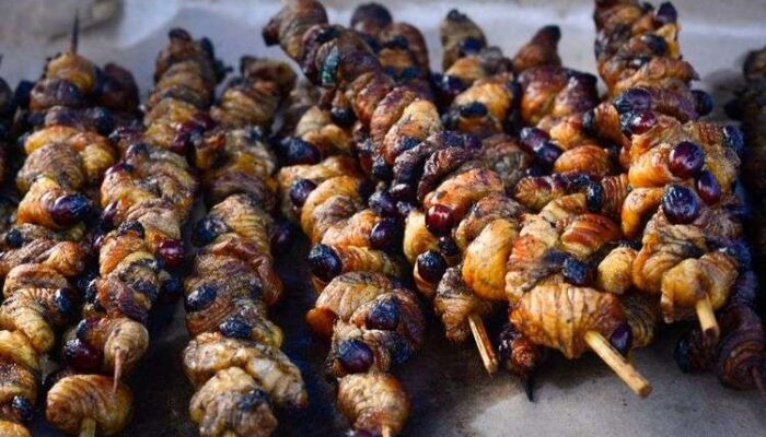 Sate ulat sagu khas Papua, kuliner ekstrem dari Raja Ampat