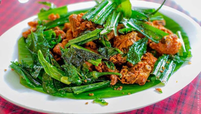 Ayam Tangkap khas Aceh disajikan dengan daun kari goreng