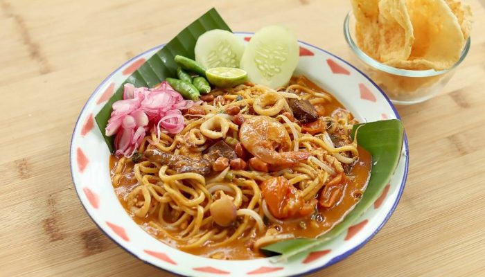 Mie Aceh pedas dengan potongan daging sapi dan irisan jeruk nipis