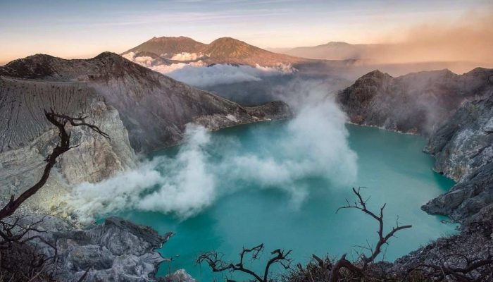 Wisata Kawah Ijen dengan blue fire di Jawa Timur