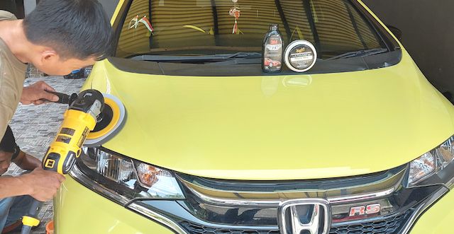 Ilustrasi hasil poles body mobil yang mengkilap sempurna